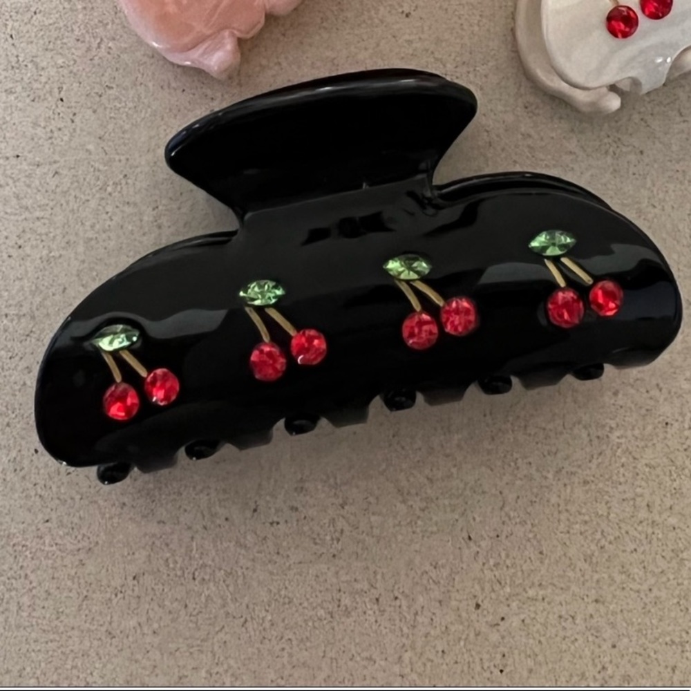 NWT Black Acrylic Claw Clip Cherry Glitter Crystal Rhinestone Hair Clip - Picture 1 of 1